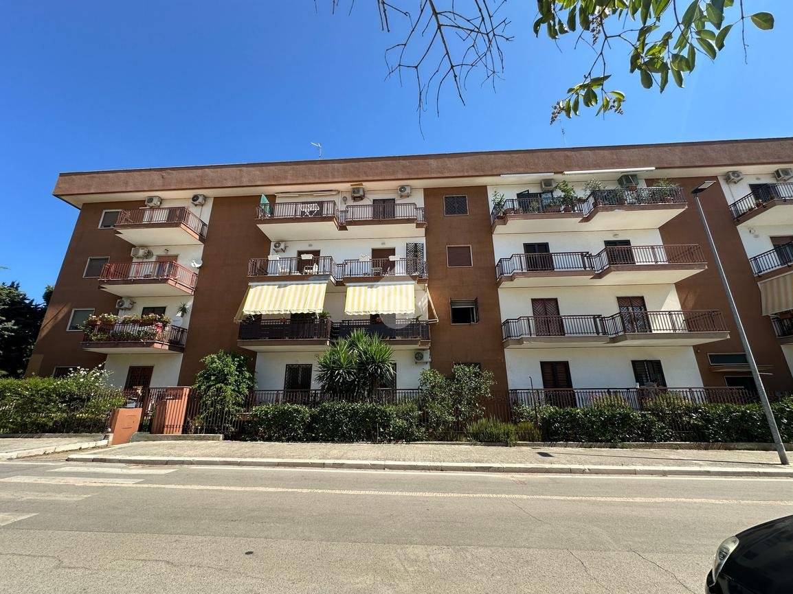 Apartamento de 4 dormitorios en Bari, Italy No. 267713
