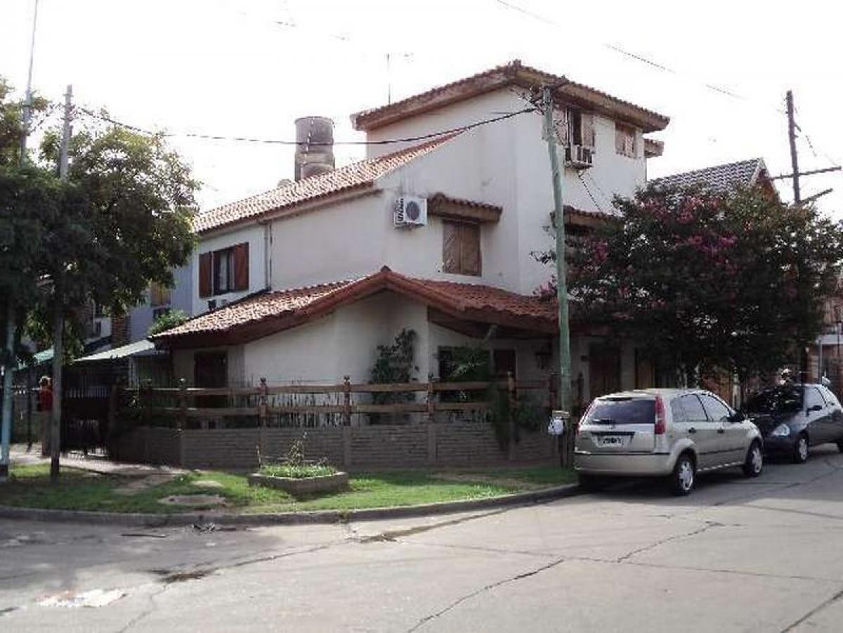4 bedrooms House in Moron, Argentina No. 10227