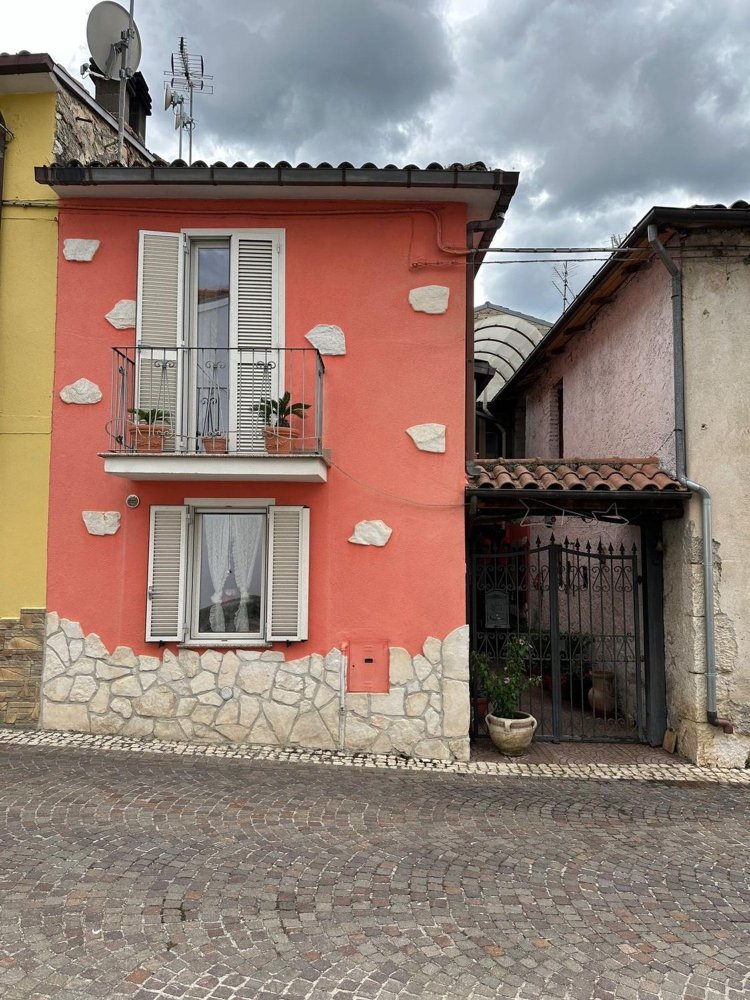 Casa de 5 habitaciónes en Tornimparte, Italy No. 290384
