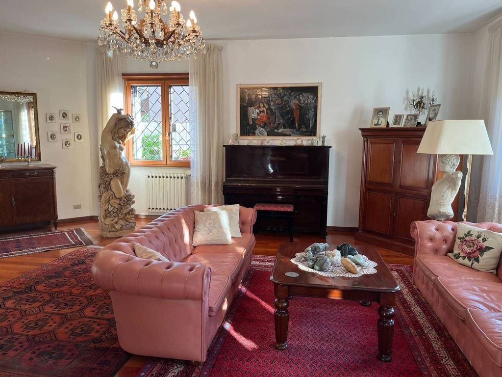 4 bedrooms Villa in Rome, Italy No. 334949