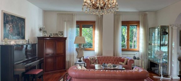 4 bedrooms Villa in Rome, Italy No. 334949 3