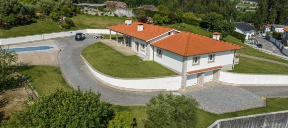 Дом с 4 спальнями в Гимарайнш, Португалия № 178753 3