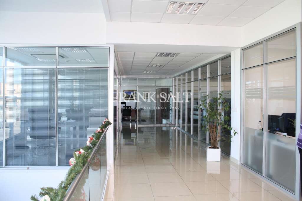 Bureau à Luqa, Malta 570m² No. 11847