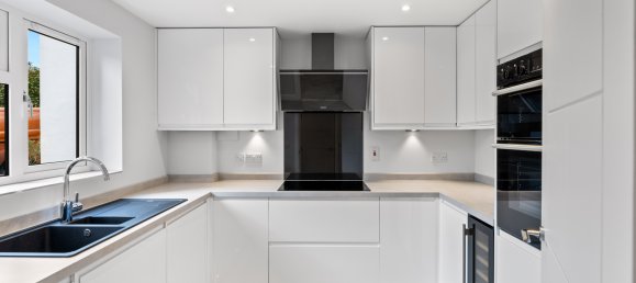 3 bedrooms House in Crawley, United Kingdom No. 1002 15