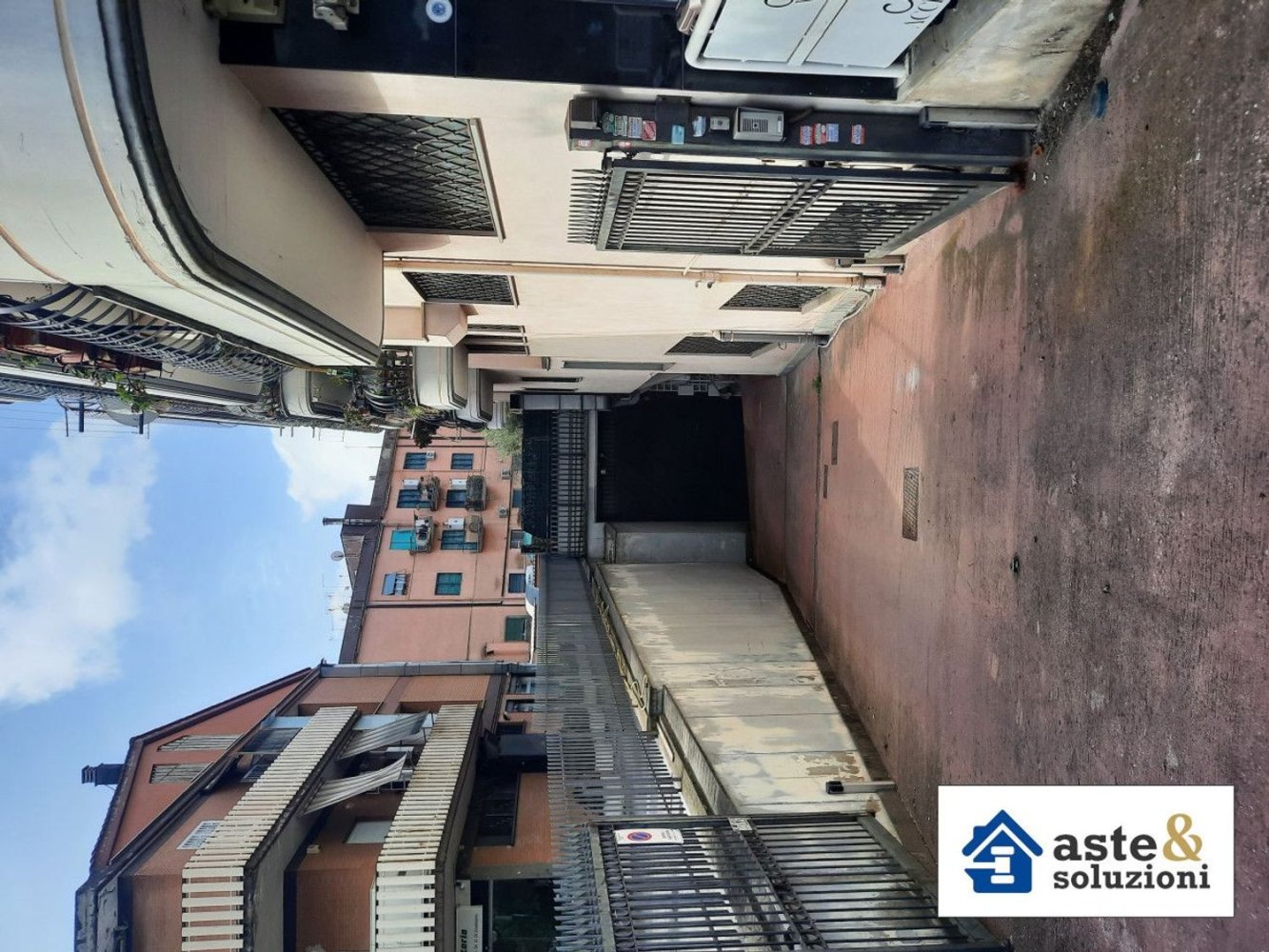 Garage à Rome, Italy No. 384928