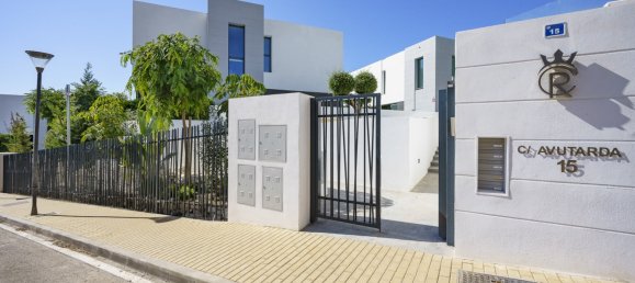 5 bedrooms Villa in Marbella, Spain No. 4673 2