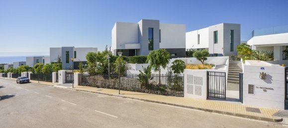 5 bedrooms Villa in Marbella, Spain No. 4673 3