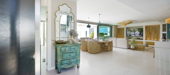 5 bedrooms Villa in Marbella, Spain No. 4673 8