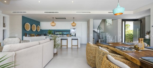 5 bedrooms Villa in Marbella, Spain No. 4673 16