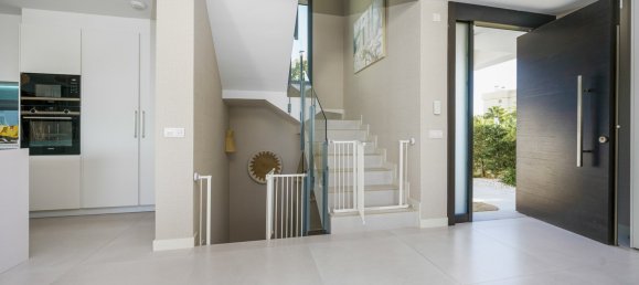 5 bedrooms Villa in Marbella, Spain No. 4673 10