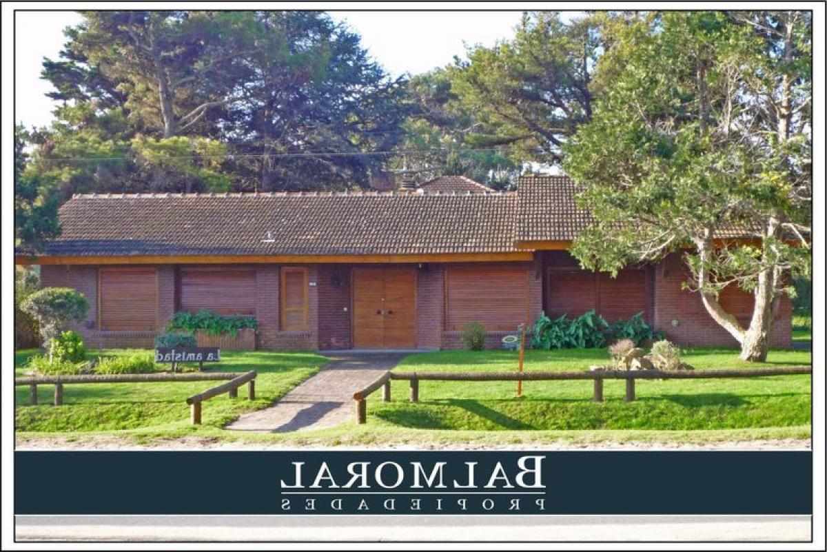 3 bedrooms House in Mar del Plata, Argentina No. 91092