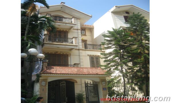 Casa de 4 dormitorios en Tay Ho, Vietnam No. 7138