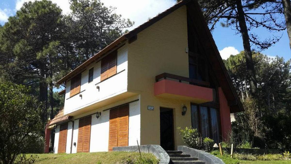 4 bedrooms House in Mar del Plata, Argentina No. 70209