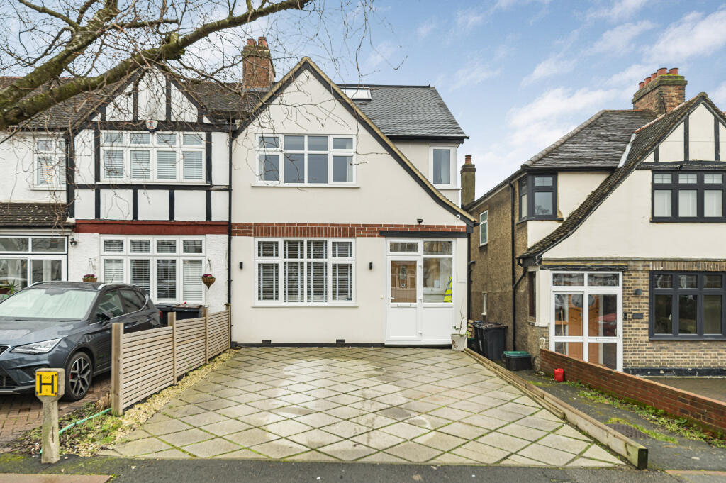 Коммерческая недвижимость с 4 спальнями в Бекенхэм, Великобритания № 962