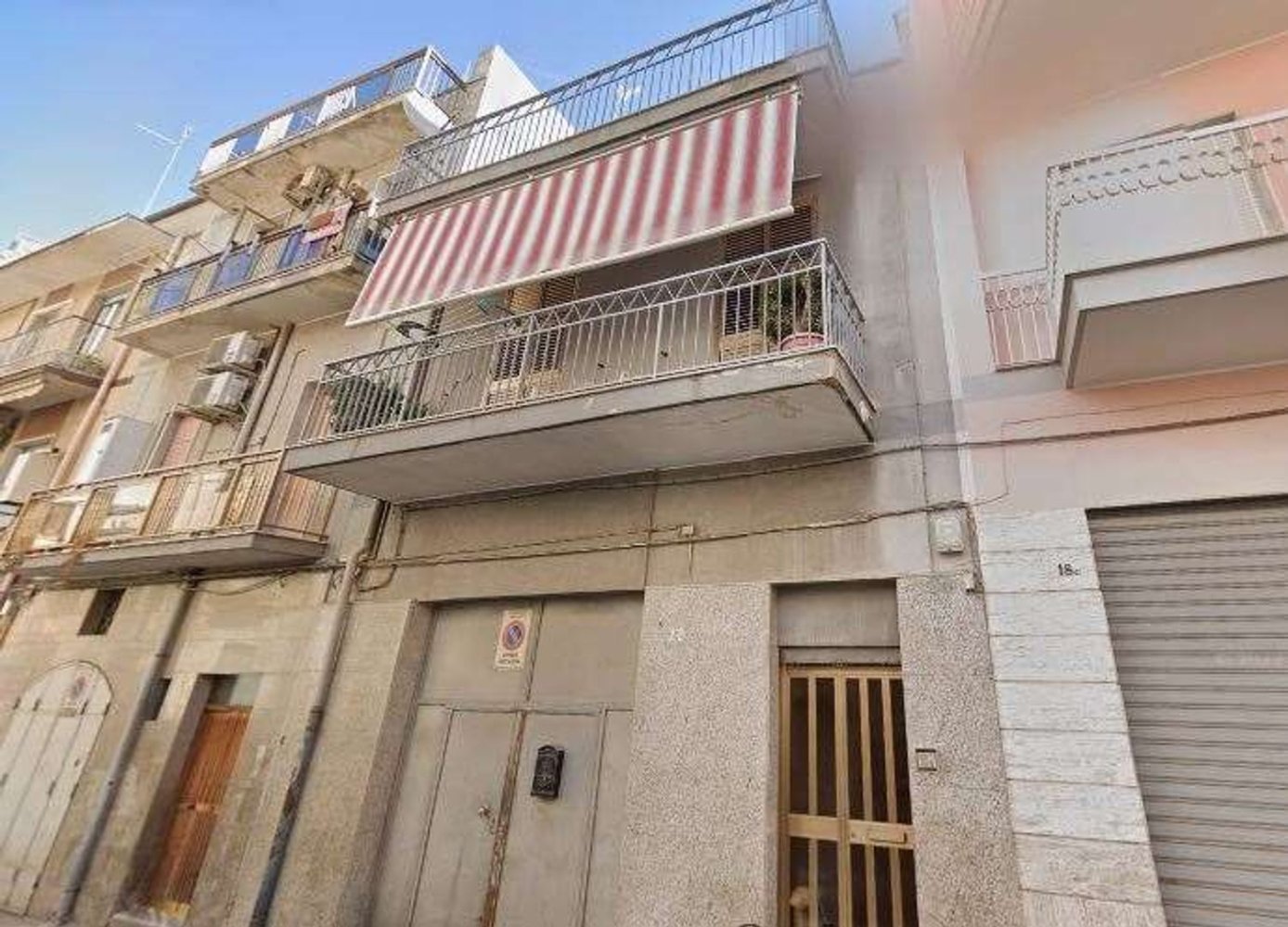 9 rooms Apartment in Barletta, Italy No. 37414
