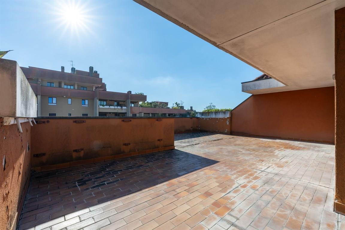 5 rooms Apartment in Milan, Italy No. 242361