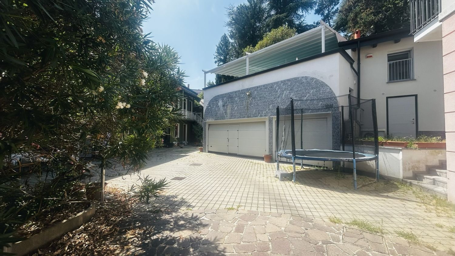 Gebäude in Biassono, Italy 706m², Nr. 338391