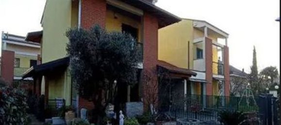 Дом с 3 комнатами в Лураго Мариноне, Италия № 3905 2