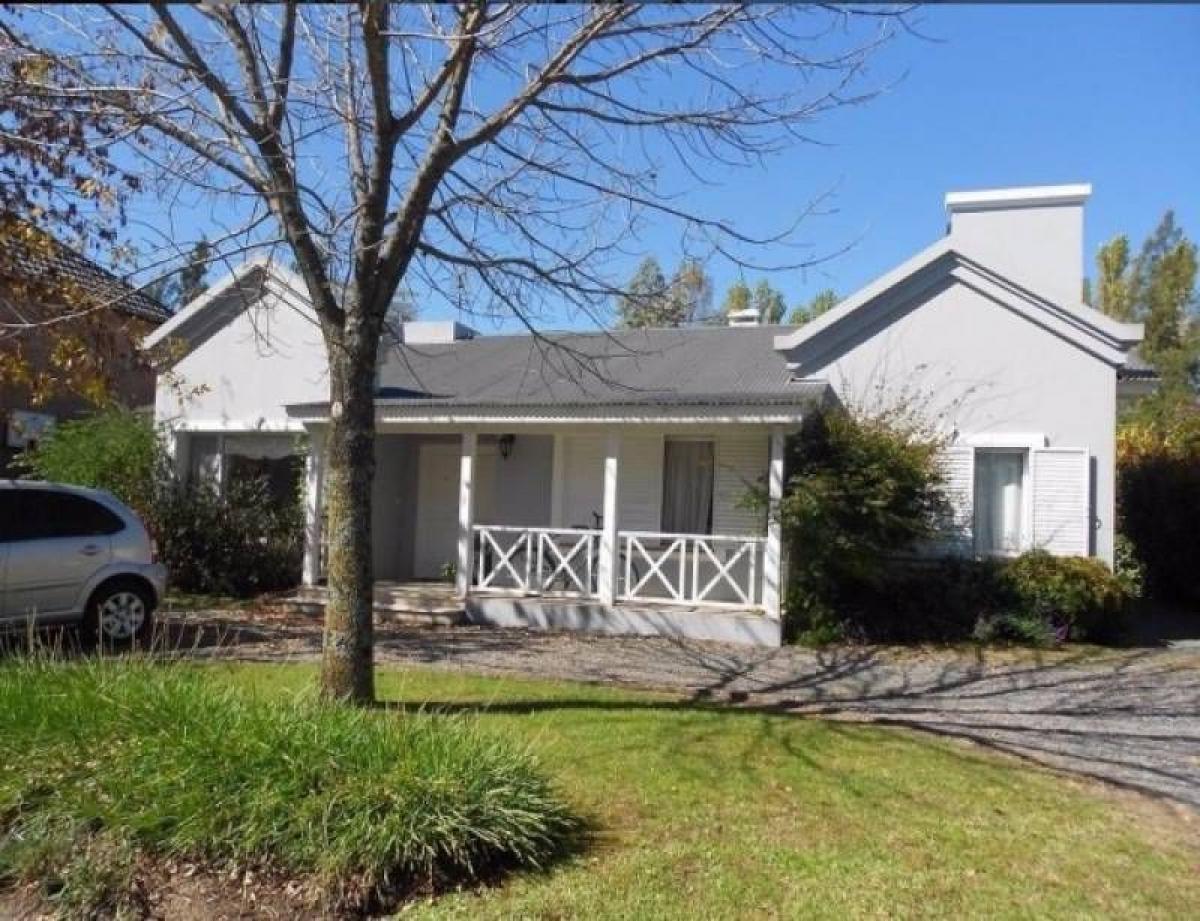 Casa de 3 dormitorios en Pilar, Argentina No. 58415