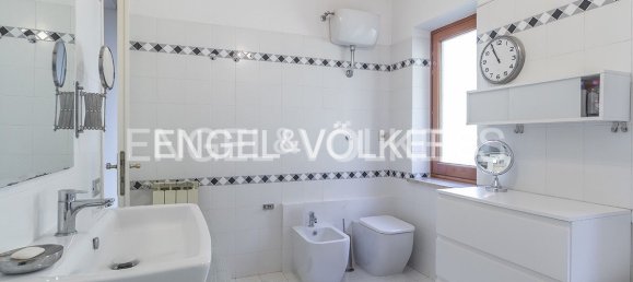 4 bedrooms Villa in Trevignano Romano, Italy No. 62992 16