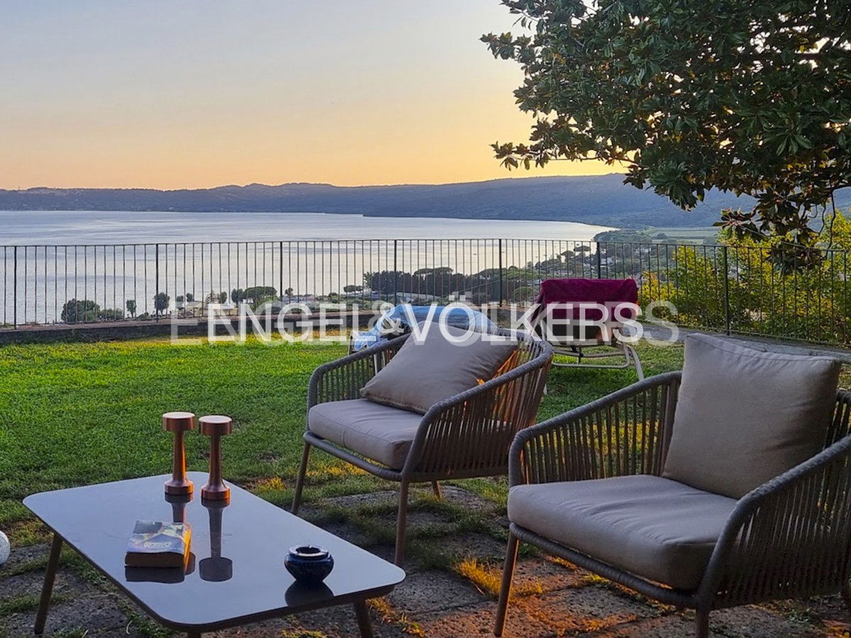 4 bedrooms Villa in Trevignano Romano, Italy No. 62992