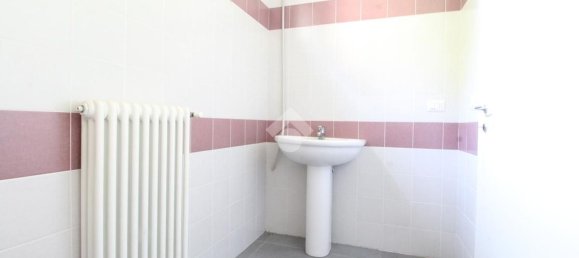 97m² Office in Modena, Italy No. 72833 2