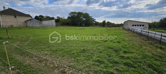 685m² Land in Deux-Sevres, France No. 299865 3