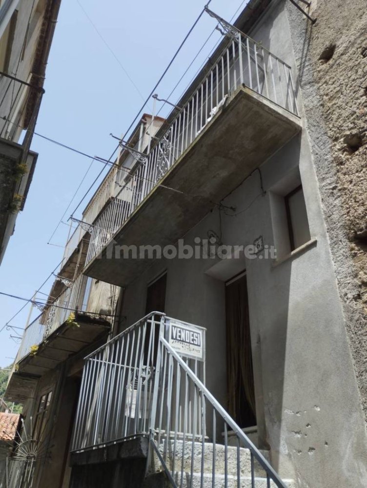 Apartamento de 3 dormitorios en Lauria, Italy No. 31838