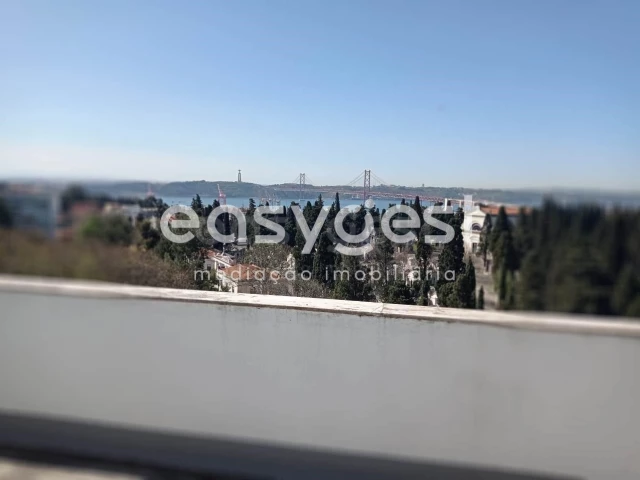 3 bedrooms Apartment in Lisbon, Portugal No. 147257