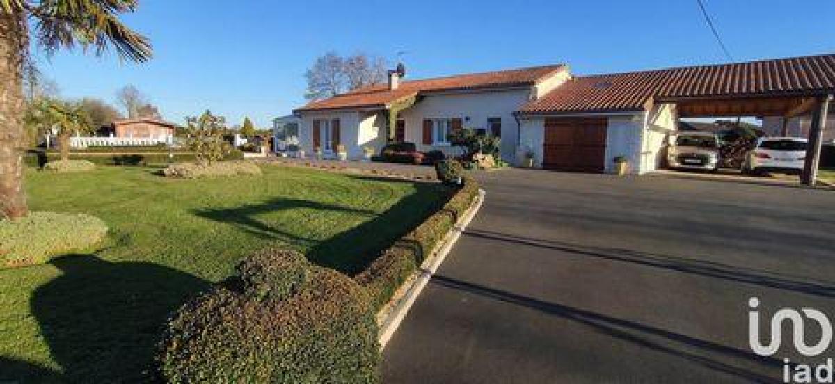 3 bedrooms House in Vivonne, France No. 23281
