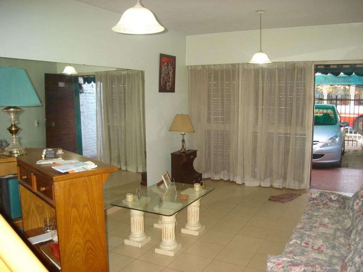 Casa de 2 dormitorios en Morón, Argentina No. 89711