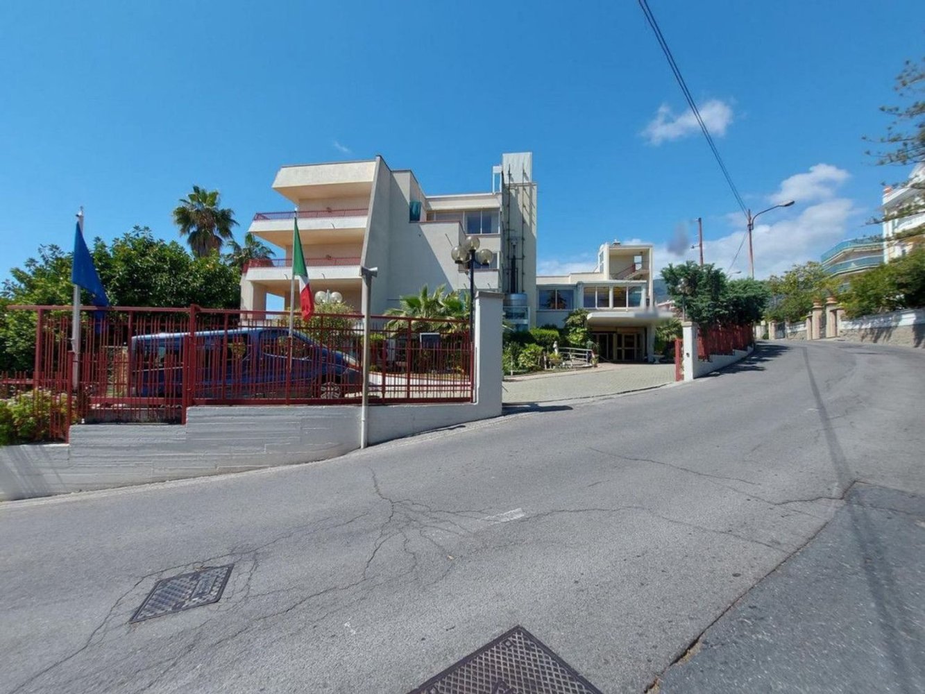 4400m² Building in Sanremo, Italy No. 80583