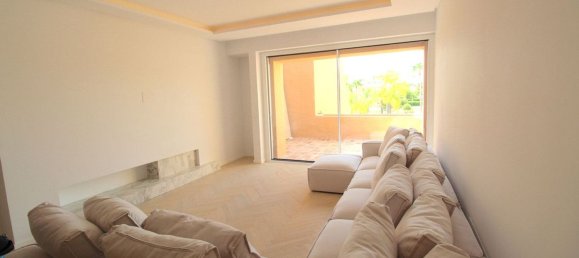 3 bedrooms Penthouse in Estepona, Spain No. 35430 3