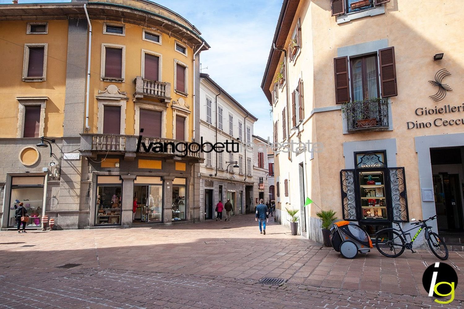 Casa de 22 habitaciónes en Busto Arsizio, Italy No. 312020