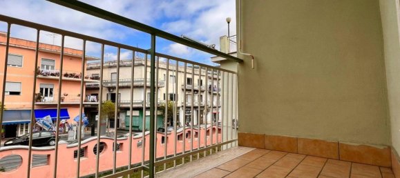 5 rooms Apartment in Pozzuoli, Italy No. 34107 3