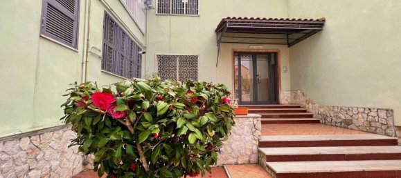 5 rooms Apartment in Pozzuoli, Italy No. 34107 2