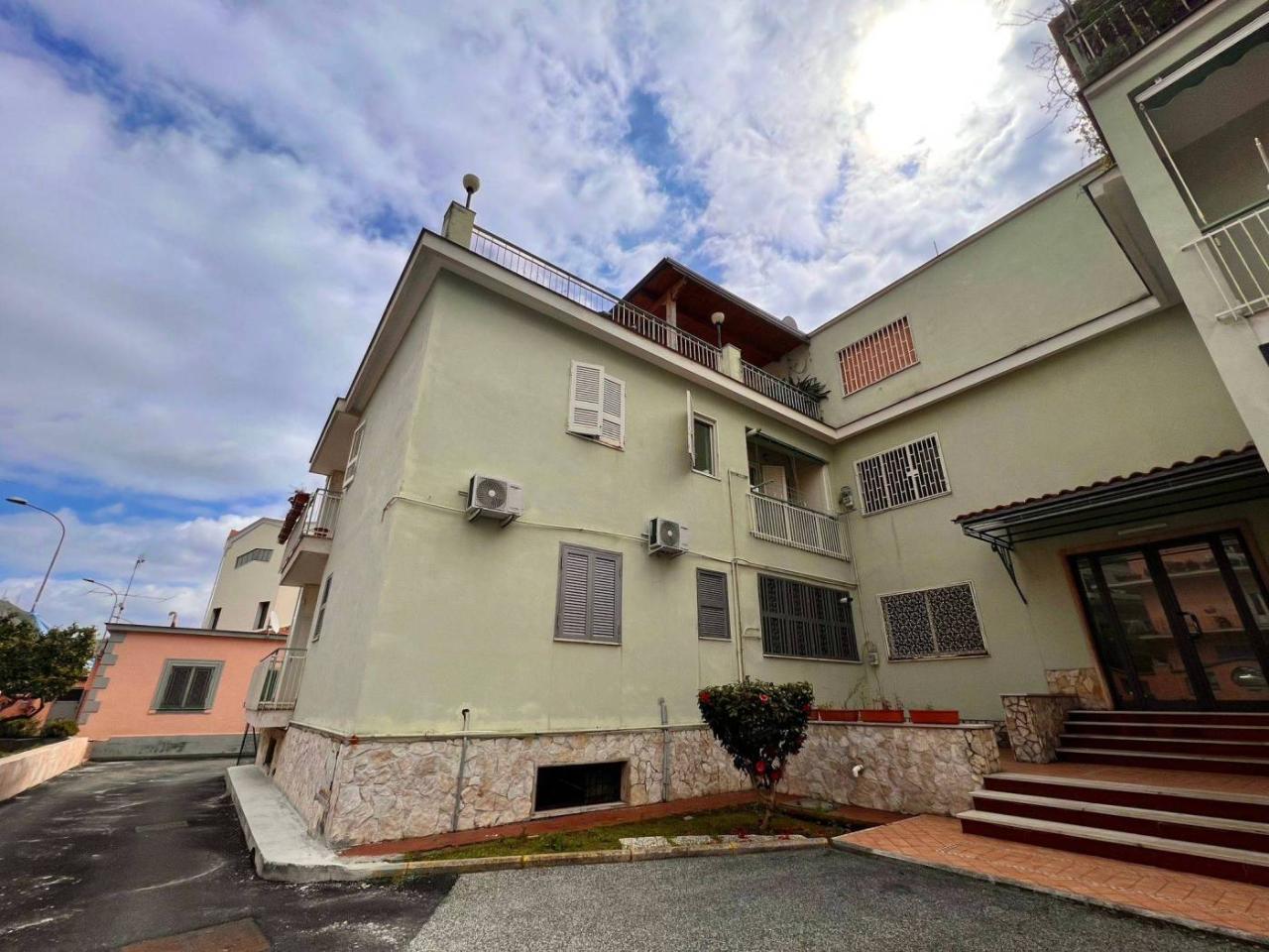 5 rooms Apartment in Pozzuoli, Italy No. 34107