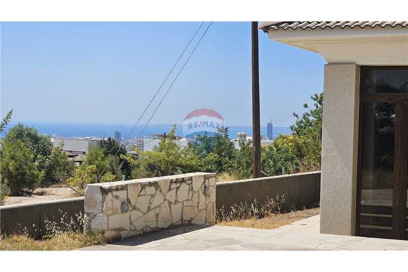 5 bedrooms House in Agios Athanasios, Cyprus No. 10774