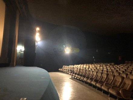 1000m² Commercial property in Porto, Portugal No. 60093