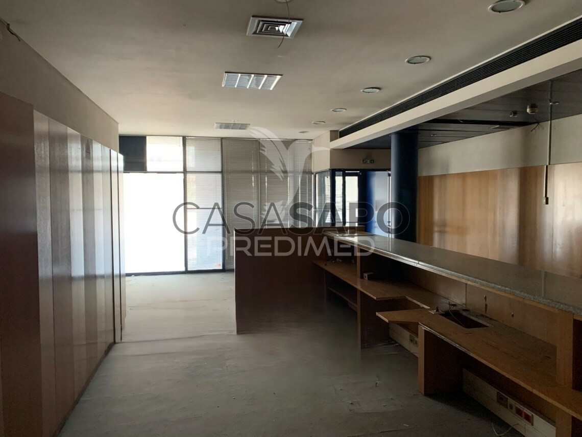 180m² Commercial property in Quarteira, Portugal No. 204230