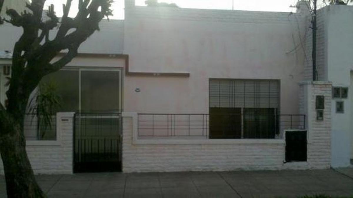 2 bedrooms House in Tres de Febrero, Argentina No. 68830