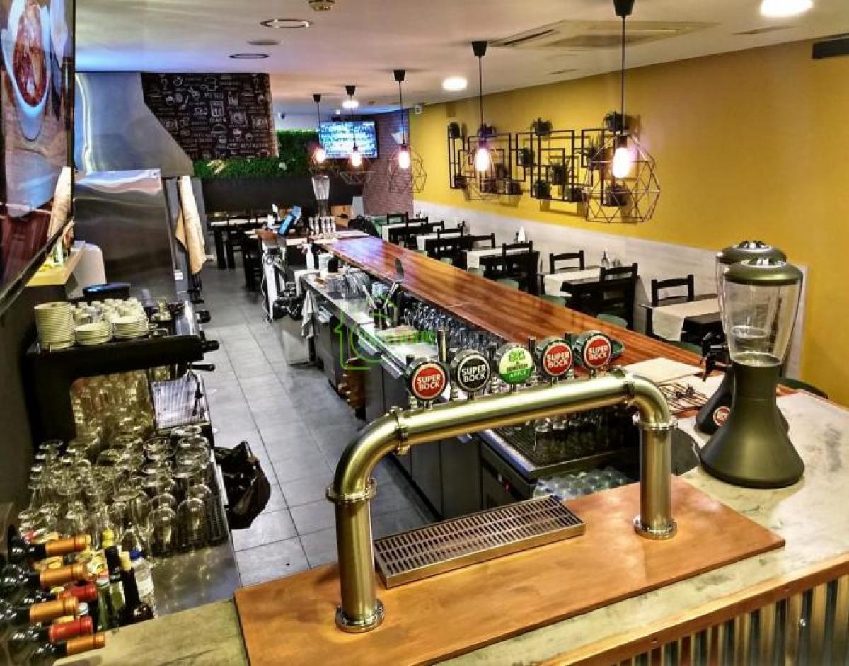 Tienda en Porto, Portugal 98 m² No. 8421