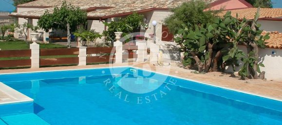 12 bedrooms Building in Ragusa, Italy No. 175501 2