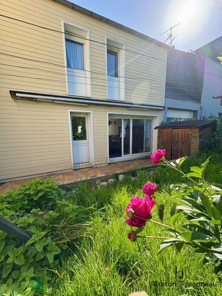 Casa de 2 dormitorios en Laval, France No. 357944