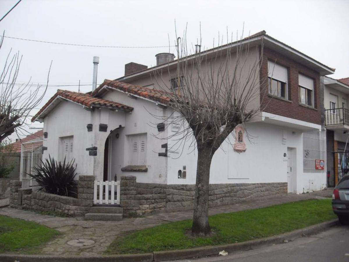 Casa de 2 dormitorios en Mar del Plata, Argentina No. 74576