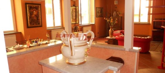 5 rooms Apartment in Lucca, Italy No. 11958 5