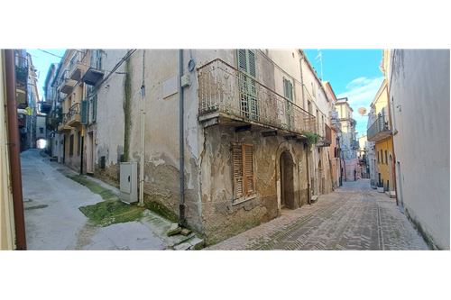 4 bedrooms House in Lanciano, Italy No. 294229