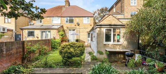 3 bedrooms House in Hounslow, United Kingdom No. 8497 17