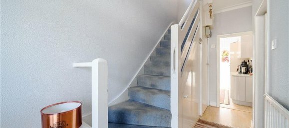 3 bedrooms House in Hounslow, United Kingdom No. 8497 9