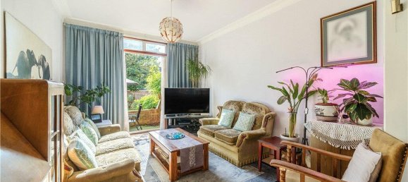 3 bedrooms House in Hounslow, United Kingdom No. 8497 2